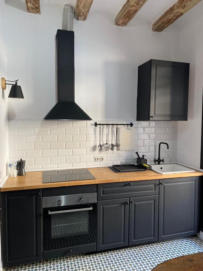 Spacious Modern Apartment In The Vibrant El Raval Barcelona Bagian luar foto